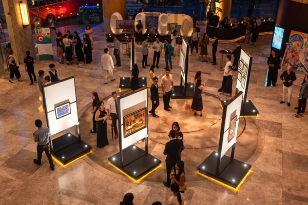 Khai mac thanh cong trien lam tranh H.U.E 2