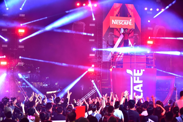 4. Nam than DJ Wukong mang den bua tiec am nhac soi dong va day mau sac tai su kien NESCAFE Khoi mo the gioi cua ban