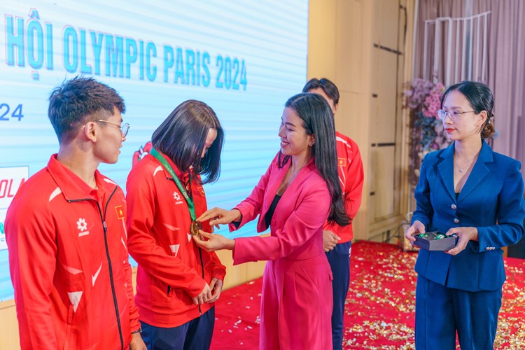 Nestlé MILO phối hợp tổ chức Lễ xuất quân Đoàn thể thao Việt Nam tham dự Olympic và Paralympic Paris 2024 4 4.1 Nestle MILO trao tang huy chuong Ben Bi va May Man nham dong vien tinh than co vu Doan TTVN huong toi nhung thanh tich tot nhat