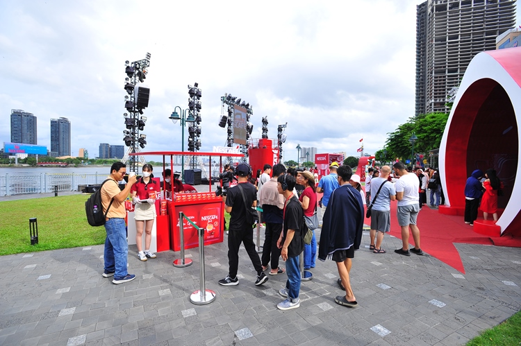 Chuỗi hoạt động “Khơi mở thế giới của bạn” của NESCAFÉ thu hút sự tham gia, trải nghiệm của hàng nghìn người 4 5. Nguoi tieu dung con duoc thuong thuc vi ca phe NESCAFE dam thom hoan hao va co co hoi nhan nhieu qua tang hap dan tu nhan hang tai cac diem to chuc su kien