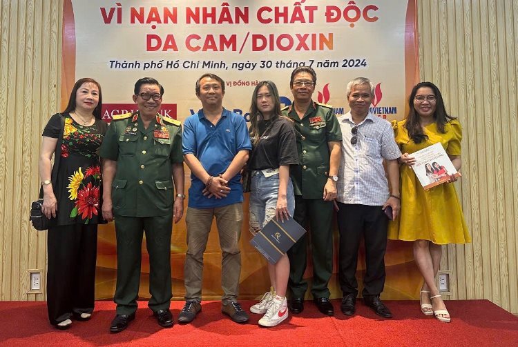 Cuoc thi thiet ke logo chat doc mau da cam 2