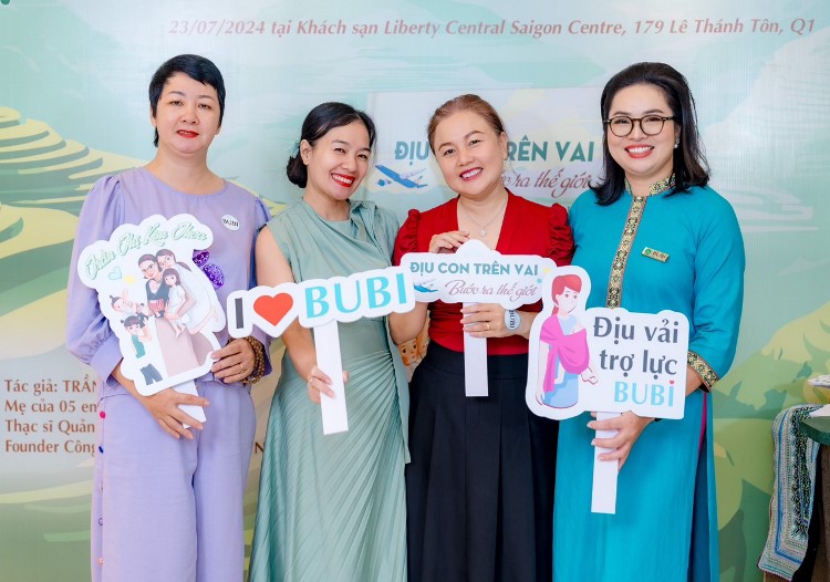 Hanh trinh cung me Thoa Diu Con tren vai – Buoc ra The Gioi 5