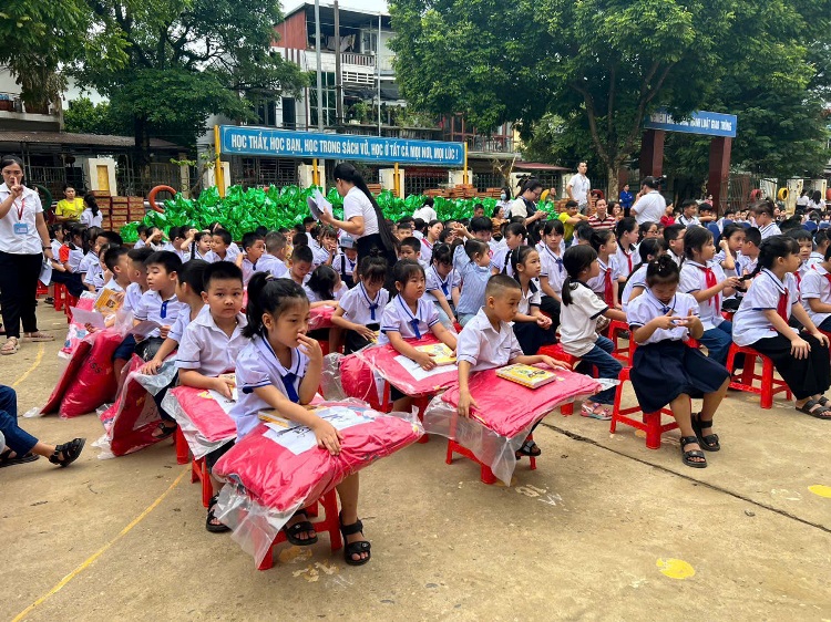 EDENA TRAO TANG 1000 CHIEC CHAN COTTON cho ba con vung lu 5