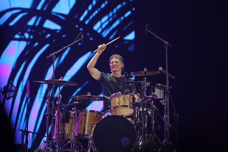 Prudential ghi dấu ấn với khách hàng trong đêm nhạc Michael Learns To Rock tại Việt Nam. 3 Cac thanh vien cua ban nhac Micheal Learns To Rock chay het minh truoc hang nghin khan gia