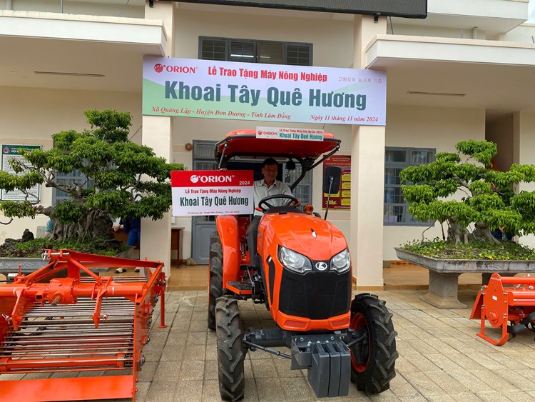 Orion trao tặng máy nông nghiệp cho nông dân & hành trình 8 năm Quỹ Khoai Tây Quê Hương 6 z6021321021183 84022c37591e1d70ecc2bb39b6b17def