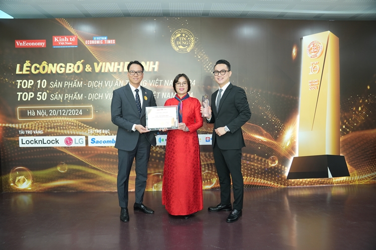 Generali Việt Nam được vinh danh top 10 sản phẩm – dịch vụ tin dùng Việt Nam 2024 với Vita – Sức Khỏe Vàng 2 4 Giai thuong la minh chung cho cam ket tro thanh Nguoi ban Tron doi cua Generali Viet Nam voi nhung giai phap bao hiem toan dien cung trai nghiem khach hang vuot troi