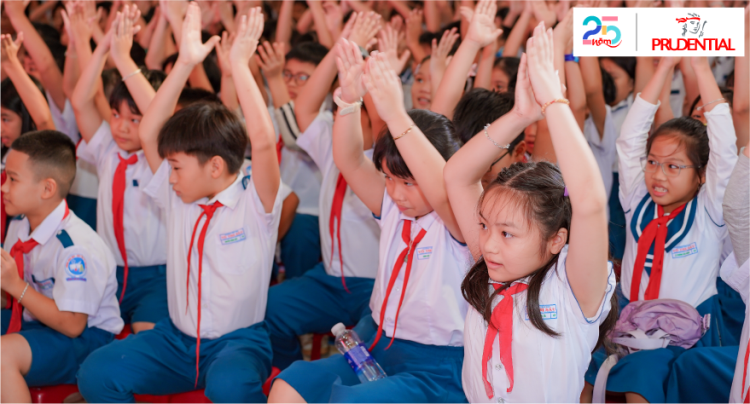 Prudential khởi động chương trình “tăng cường sức khỏe chủ động” nhằm nâng cao nhận thức về biến đổi khí hậu và kỹ năng phòng chống dịch bệnh. 2 Cac em hoc sinh tham gia hoat dong gan ket tai su kien