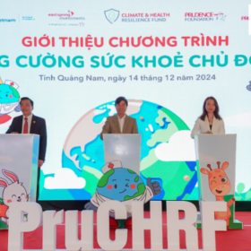 Dai dien Prudential Viet Nam doi tac va chinh quyen dia phuong thuc hien nghi thuc khoi dong du an