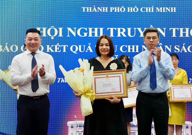 Dai dien Prudential Viet Nam nhan bang khen tai su kien