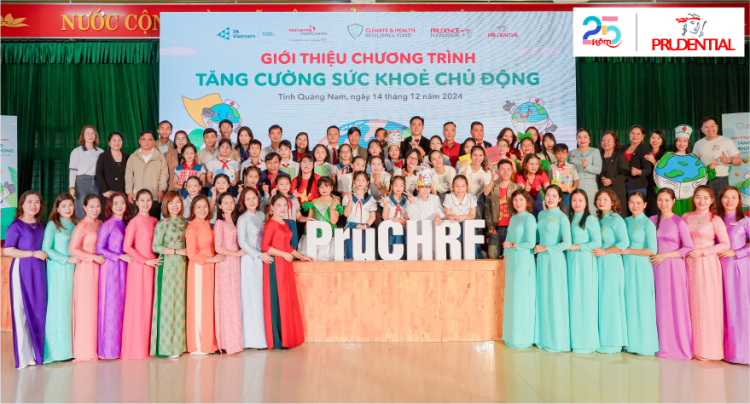Prudential khởi động chương trình “tăng cường sức khỏe chủ động” nhằm nâng cao nhận thức về biến đổi khí hậu và kỹ năng phòng chống dịch bệnh. 3 Dai dien Prudential chinh quyen dia phuong doi tac thay co giao hoc sinh chup anh luu niem sau chuong trinh
