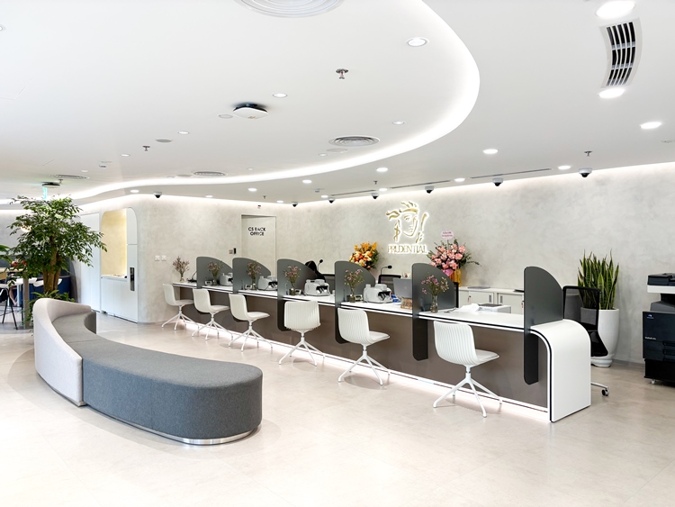 Prudential nhân rộng mô hình trung tâm chăm sóc khách hàng mới tại Lotte Mall Tây Hồ 4 Quay dich vu khach hang tai tang 1 voi khong gian hien dai sang trong nhung van tao cam giac am cung