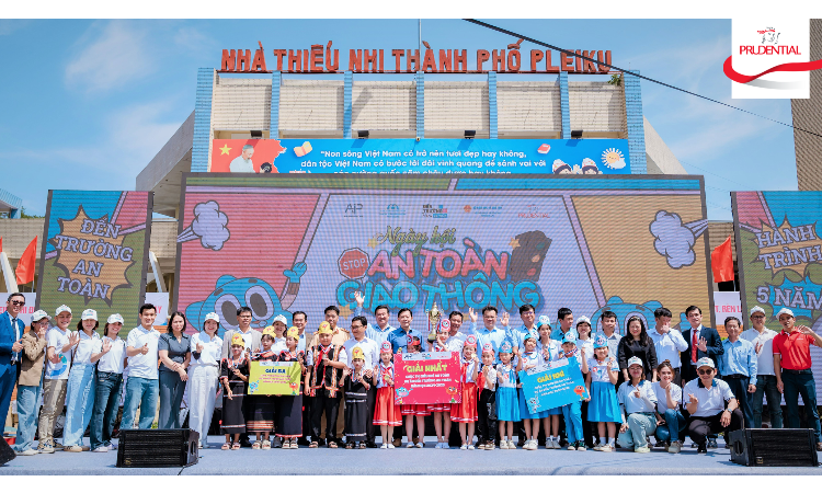 kinhtevadoanhnghiep Ban giam khao cung toan the cac vi khach moi trao giai cho ba doi thi