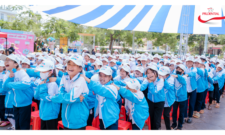 Prudential tổng kết 5 năm triển khai dự án “đến trường an toàn” với ngày hội an toàn giao thông cấp liên tỉnh. 4 kinhtevadoanhnghiep Cac em hoc sinh tham gia tro choi tai su kien