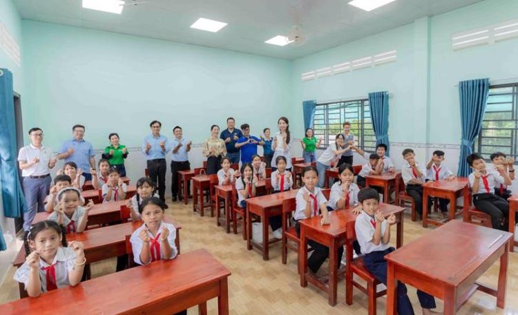 Cac em hoc sinh tai Phuong Ninh trong lop hoc moi khang trang