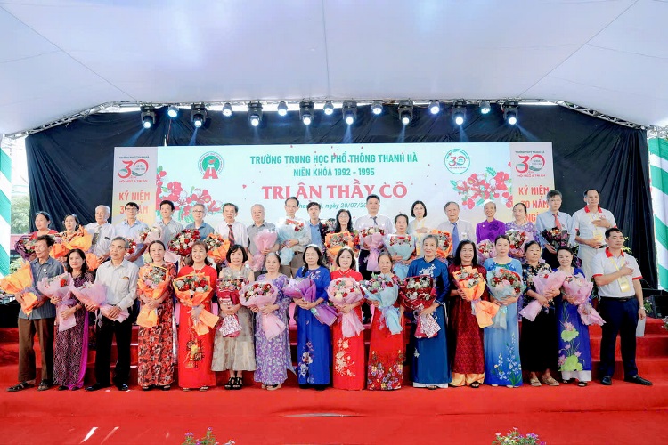 Lễ kỷ niệm 30 năm ngày ra trường – Niên khóa 1992-1995 (K27) Trường THPT Thanh Hà 3 Ban to chuc tri an thay co da giang day truc tiep 2