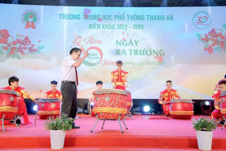 Thay Nguyen Van Bang nguyen hieu truong danh trong khai le