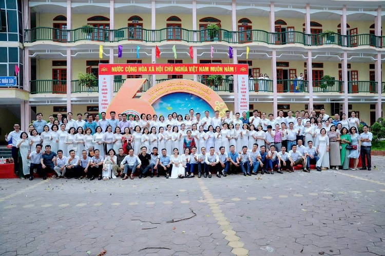 Lễ kỷ niệm 30 năm ngày ra trường – Niên khóa 1992-1995 (K27) Trường THPT Thanh Hà 2 Thay co va cac ban chup hinh luu niem truoc khi vao Le chinh thuc