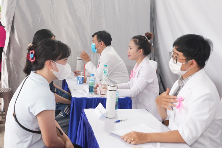 Doi ngu y bac si tham kham va tu van nhiet tinh gui nhieu loi khuyen huu ich den voi nhung nguoi phu nu co mat tai ngay hoi