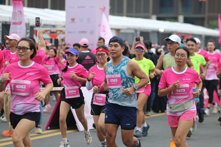 Nhung buoc chan hong lan toa yeu thuong