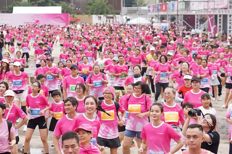 Phan khoi dong soi noi cua cac runner truoc khi chinh thuc vao giai chay Pink Run