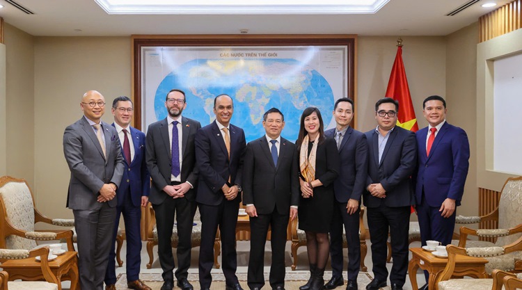 Pho Thu tuong Ho Duc Phoc cung cac dai bieu tai buoi tiep