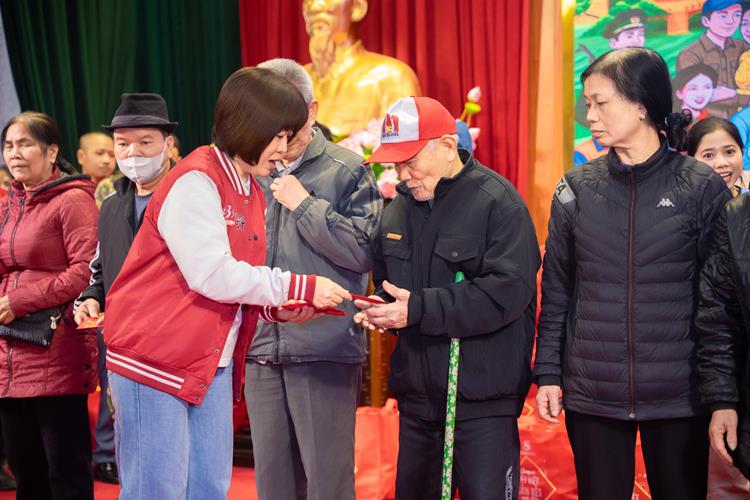 Dai dien SABECO trao phong bao li xi cho nguoi dan nhu mot loi chuc tot lanh trong nam moi.jpg1