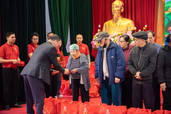 Dai dien chinh quyen dia phuong trao phong bao li xi cho nguoi dan