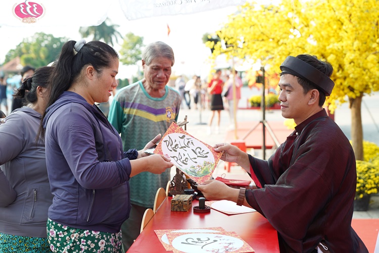 Nguoi dan thich thu tham gia hoat dong xin chu Ong Do tai hien phong tuc quen thuoc vao ngay Tet co truyen Viet Nam