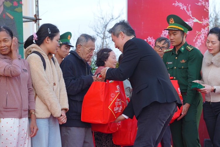 Ong Lester Tan Tong Giam doc SABECO trao qua cho nguoi dan tinh Dak Lak