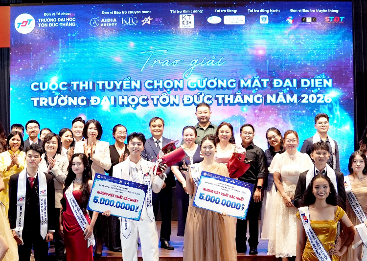 Nguyen Hoang Gia Bao va Doan Tran Ngoc Han dang quang Guong mat dai dien TDTU Destination 2026