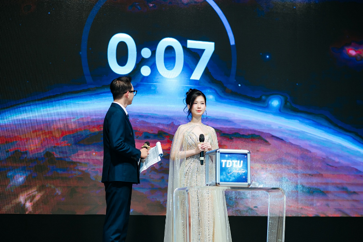 Phan thi Lightning Debate kiem tra phan bien nhanh va ban linh duoi ap luc thoi gian