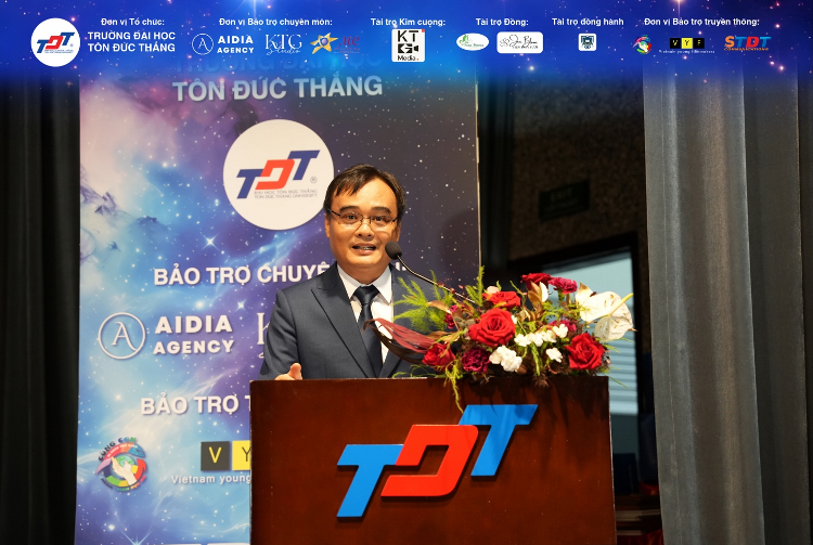 ThS. Le Phuc – Truong BTC phat bieu khai mac dem chung ket TDTU Destination 2026