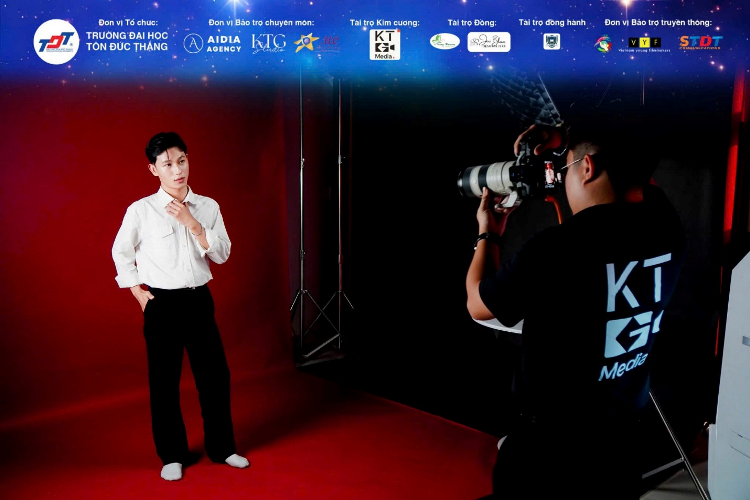 Thi sinh tham gia workshop tao dang truoc ong kinh tai KTG Studio – Nha tai tro Kim cuong