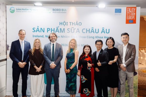 Cac dien gia Pho Dai Su Ireland tai Vietnam dai dien Bord Bia